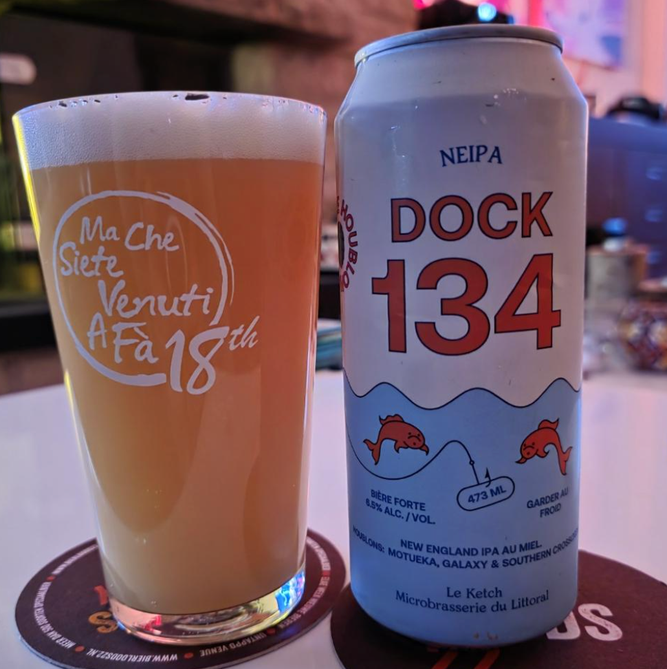 Le Ketch – Dock 134: Galaxy, Motueka & Southern Cross

ABV: 6,5 % | Stil: New England / Hazy IPA | Untappd: 4,16

En saftig New England IPA fra canadiske Le Ketch, brygget med en let tilsætning af honning og kraftigt humlet med Galaxy, Motueka og Southern Cross. Kombinationen giver en intens frugtprofil med både tropiske og citrusprægede nuancer.