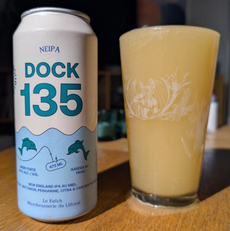 Le Ketch – Dock 135: Nectaron, Peacharine, Citra & Cascade NZ

ABV: 6,5 % | Stil: New England / Hazy IPA | Untappd: 4,27

En saftig New England IPA fra canadiske Le Ketch, brygget med en lille tilsætning af honning og en kraftig humleprofil bestående af Nectaron, Peacharine, Citra og Cascade NZ. Kombinationen giver en intens frugtdrevet aroma med både tropiske og citrusprægede nuancer.