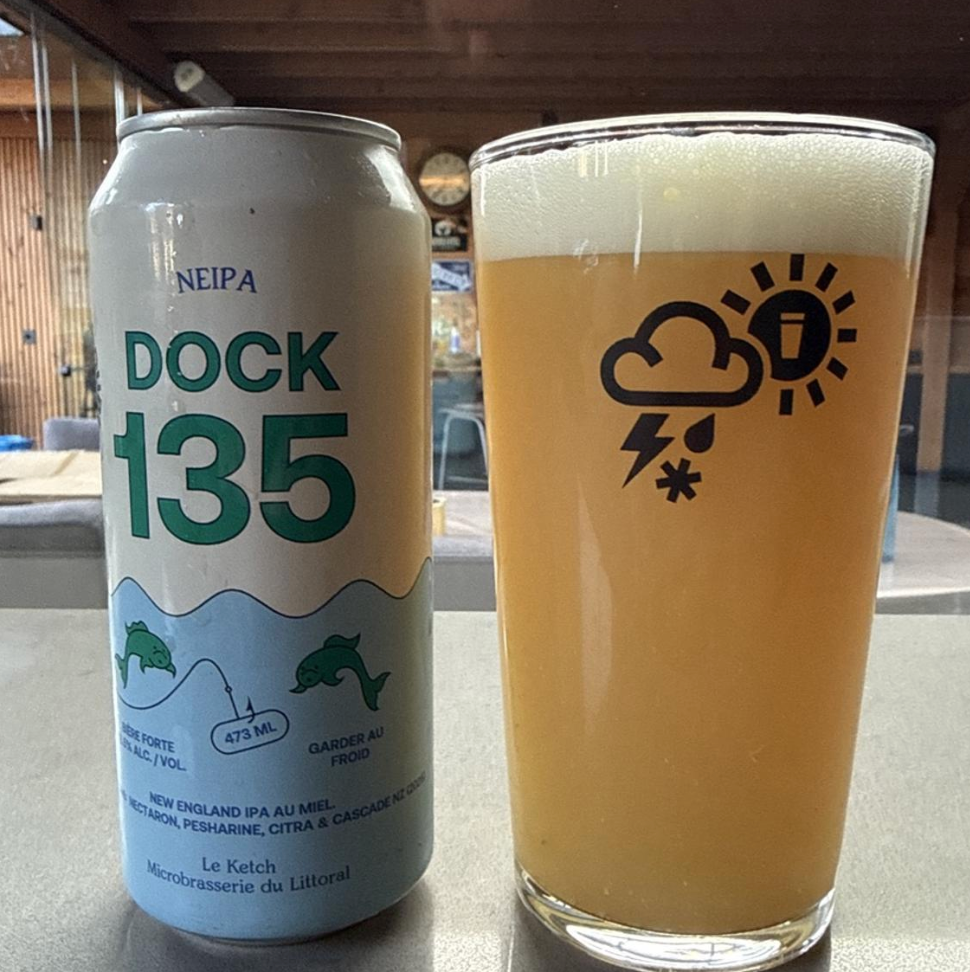 Le Ketch – Dock 135: Nectaron, Peacharine, Citra & Cascade NZ

ABV: 6,5 % | Stil: New England / Hazy IPA | Untappd: 4,27

En saftig New England IPA fra canadiske Le Ketch, brygget med en lille tilsætning af honning og en kraftig humleprofil bestående af Nectaron, Peacharine, Citra og Cascade NZ. Kombinationen giver en intens frugtdrevet aroma med både tropiske og citrusprægede nuancer.