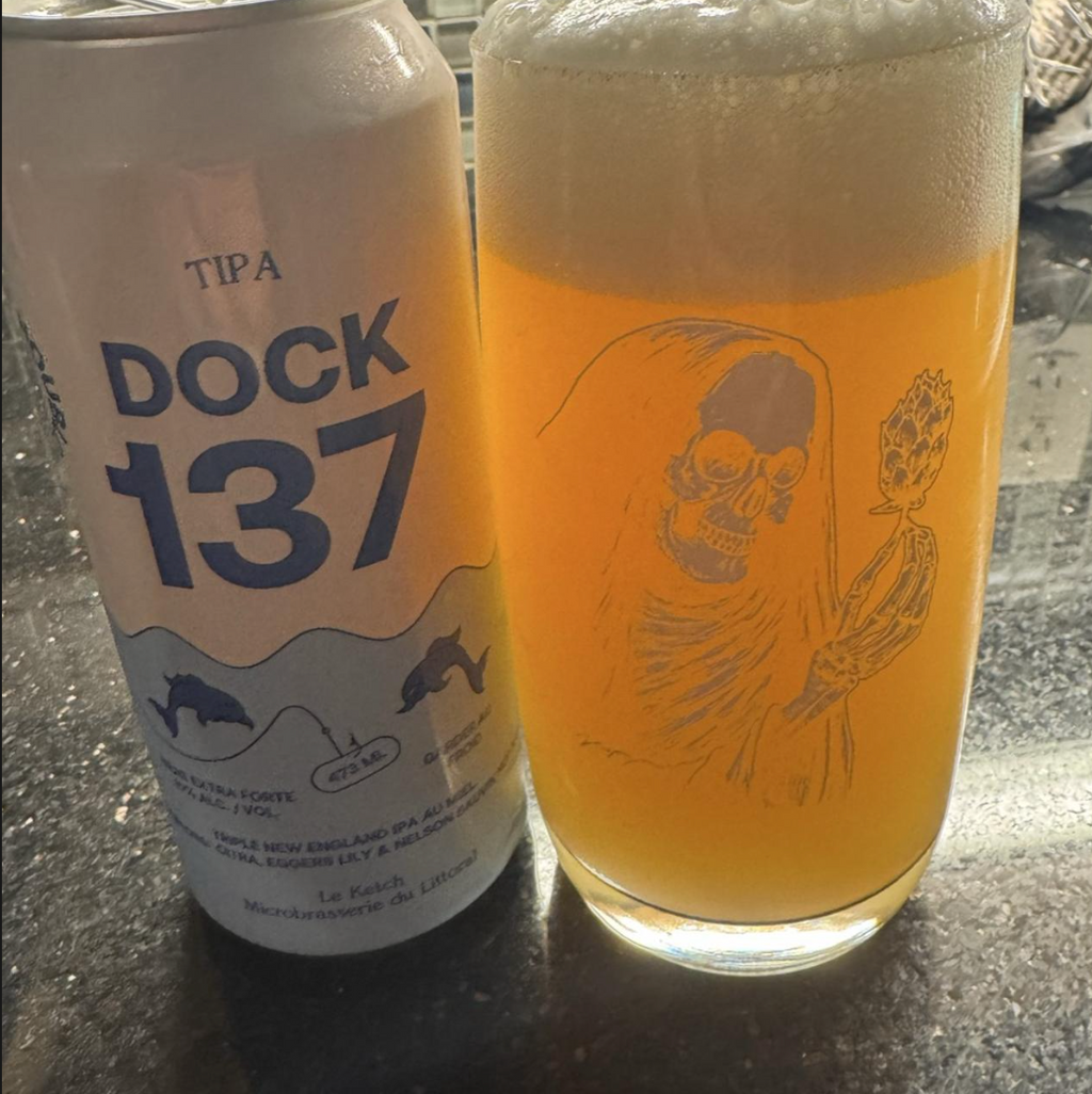 Le Ketch – Dock 137 (Citra, Eggers Lily & Nelson Sauvin Hop Kief)

ABV: 10 % | Stil: Triple New England / Hazy IPA | Untappd: 4,40

En tung og moderne TIPA brygget med honning og et massivt hop-setup med Citra, Eggers Lily og Nelson Sauvin hop kief. Det giver en intens, aromatisk og ret kompleks frugtprofil med tydelig NZ-signatur.