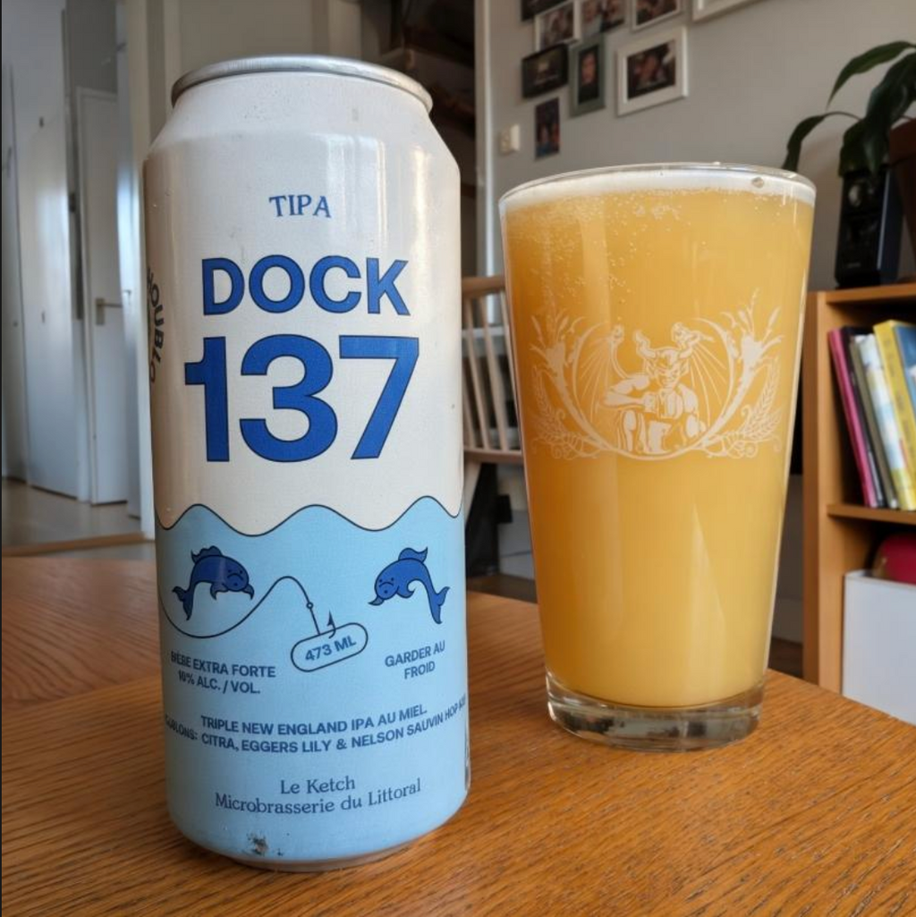 Le Ketch – Dock 137 (Citra, Eggers Lily & Nelson Sauvin Hop Kief)

ABV: 10 % | Stil: Triple New England / Hazy IPA | Untappd: 4,40

En tung og moderne TIPA brygget med honning og et massivt hop-setup med Citra, Eggers Lily og Nelson Sauvin hop kief. Det giver en intens, aromatisk og ret kompleks frugtprofil med tydelig NZ-signatur.