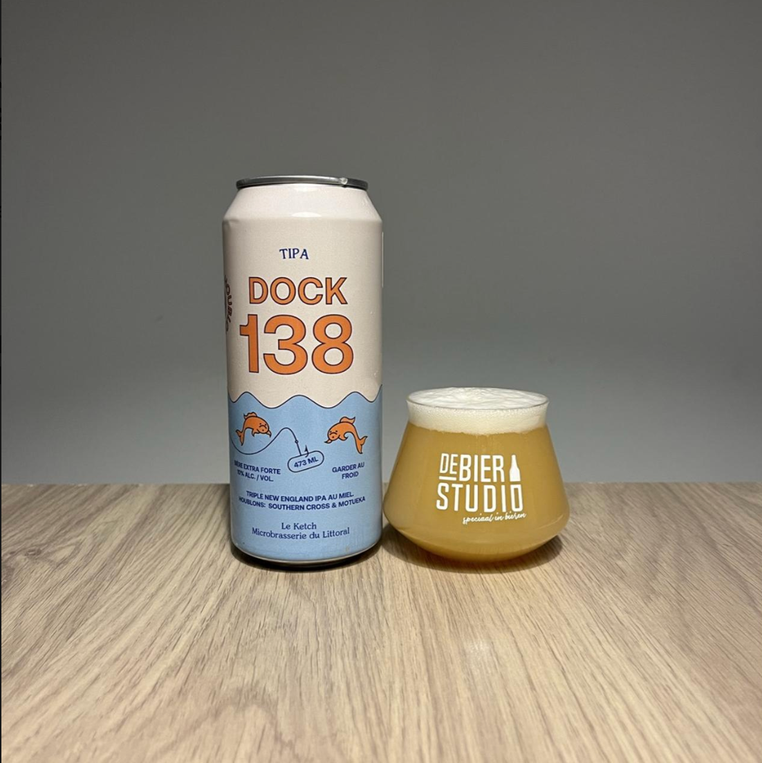 Le Ketch – Dock 138 (Southern Cross & Motueka)

ABV: 10 % | Stil: Triple New England / Hazy IPA | Untappd: 4,41

En tung TIPA fra Le Ketch brygget med Southern Cross og Motueka samt honning. Kombinationen giver en klassisk NZ-profil med både citrus, tropisk frugt og en let vinøs kant, pakket ind i en blød og cremet krop.