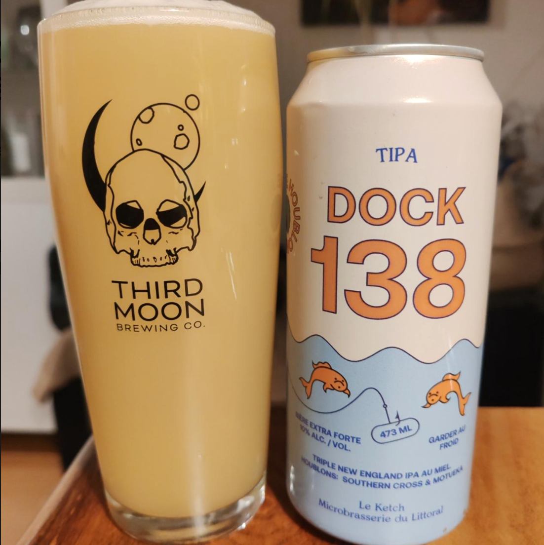 Le Ketch – Dock 138 (Southern Cross & Motueka)

ABV: 10 % | Stil: Triple New England / Hazy IPA | Untappd: 4,41

En tung TIPA fra Le Ketch brygget med Southern Cross og Motueka samt honning. Kombinationen giver en klassisk NZ-profil med både citrus, tropisk frugt og en let vinøs kant, pakket ind i en blød og cremet krop.