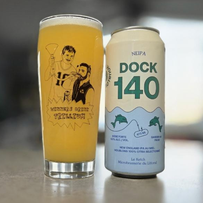 Le Ketch – Dock 140 (100% Selected Citra)

ABV: 6,5 % | Stil: New England / Hazy IPA | Untappd: 4,25

En single hop hazy IPA brygget med 100 % udvalgt Citra samt honning. Fokus er på at fremhæve Citra i sin mest rene og aromatiske form med en klassisk juicy og let cremet base.