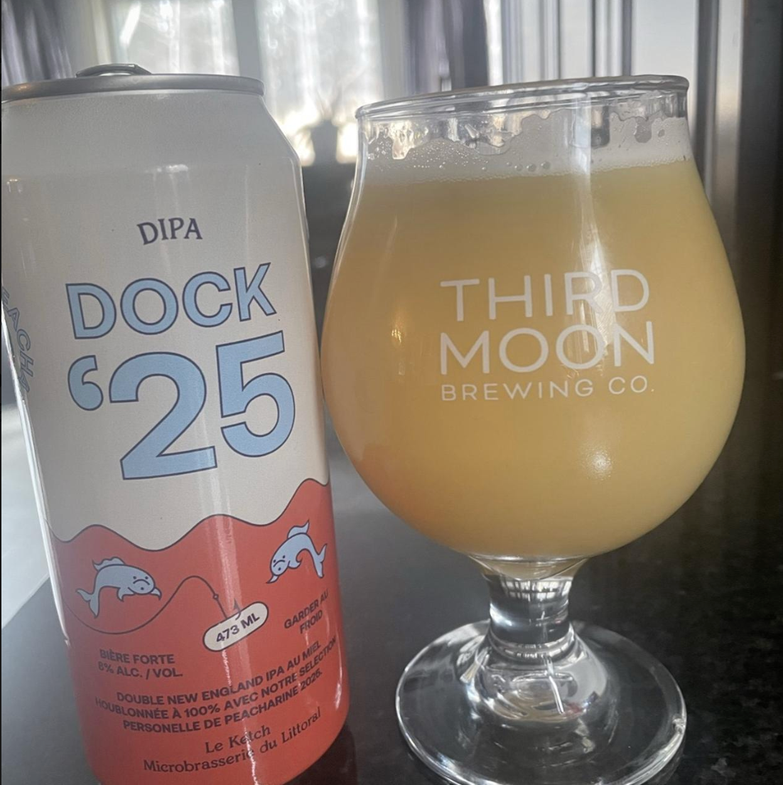 Le Ketch – Dock 25 (Peacharine)

ABV: 8 % | Stil: IPA – Imperial / Double New England / Hazy | Untappd: 4,39

En humledrevet DIPA fra Le Ketch brygget med Peacharine og lokal honning. Den læner sig tungt ind i stenfrugt og en blød, afrundet sødme, som giver en ret elegant og juicy profil.