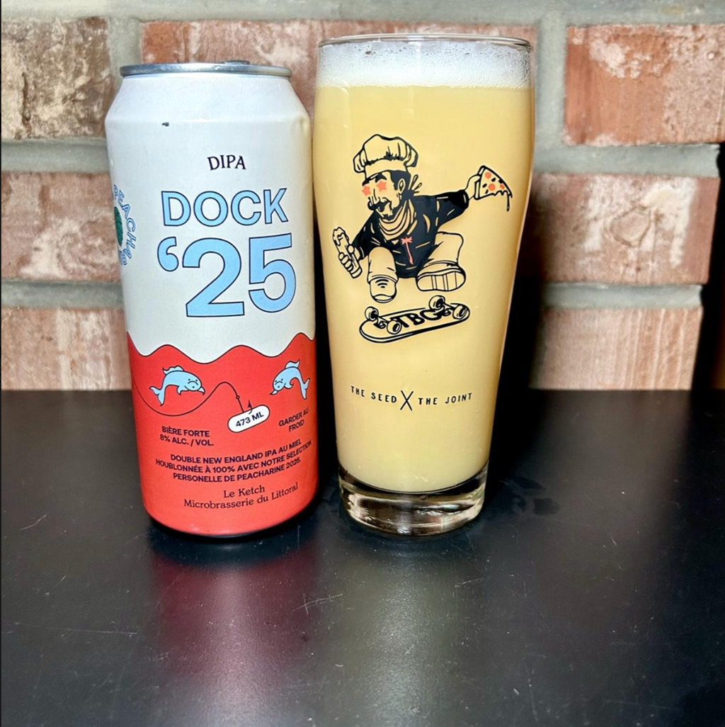 Le Ketch – Dock 25 (Peacharine)

ABV: 8 % | Stil: IPA – Imperial / Double New England / Hazy | Untappd: 4,39

En humledrevet DIPA fra Le Ketch brygget med Peacharine og lokal honning. Den læner sig tungt ind i stenfrugt og en blød, afrundet sødme, som giver en ret elegant og juicy profil.