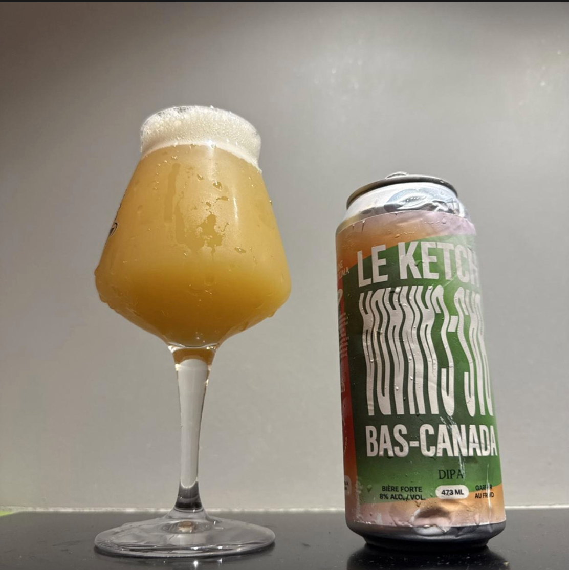 Le Ketch x Brasserie du Bas-Canada – Capitaine Cordeiro Lima

ABV: 8,0 % | Stil: Imperial / Double New England / Hazy IPA | IBU: 25 | Untappd: 4,29

Capitaine Cordeiro Lima er et canadisk samarbejde mellem Le Ketch og Brasserie du Bas-Canada, hvor en stor og blød Hazy DIPA møder lokal honning og en ren newzealandsk humlepakke bestående af Southern Cross, Riwaka og Motueka. Resultatet er en intens, saftig og aromatisk DIPA med tropisk frugt, citrus og et diskret honningpræg.