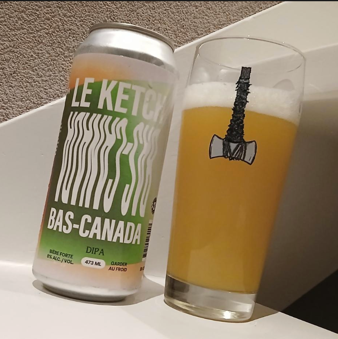 Le Ketch x Brasserie du Bas-Canada – Capitaine Cordeiro Lima

ABV: 8,0 % | Stil: Imperial / Double New England / Hazy IPA | IBU: 25 | Untappd: 4,29

Capitaine Cordeiro Lima er et canadisk samarbejde mellem Le Ketch og Brasserie du Bas-Canada, hvor en stor og blød Hazy DIPA møder lokal honning og en ren newzealandsk humlepakke bestående af Southern Cross, Riwaka og Motueka. Resultatet er en intens, saftig og aromatisk DIPA med tropisk frugt, citrus og et diskret honningpræg.