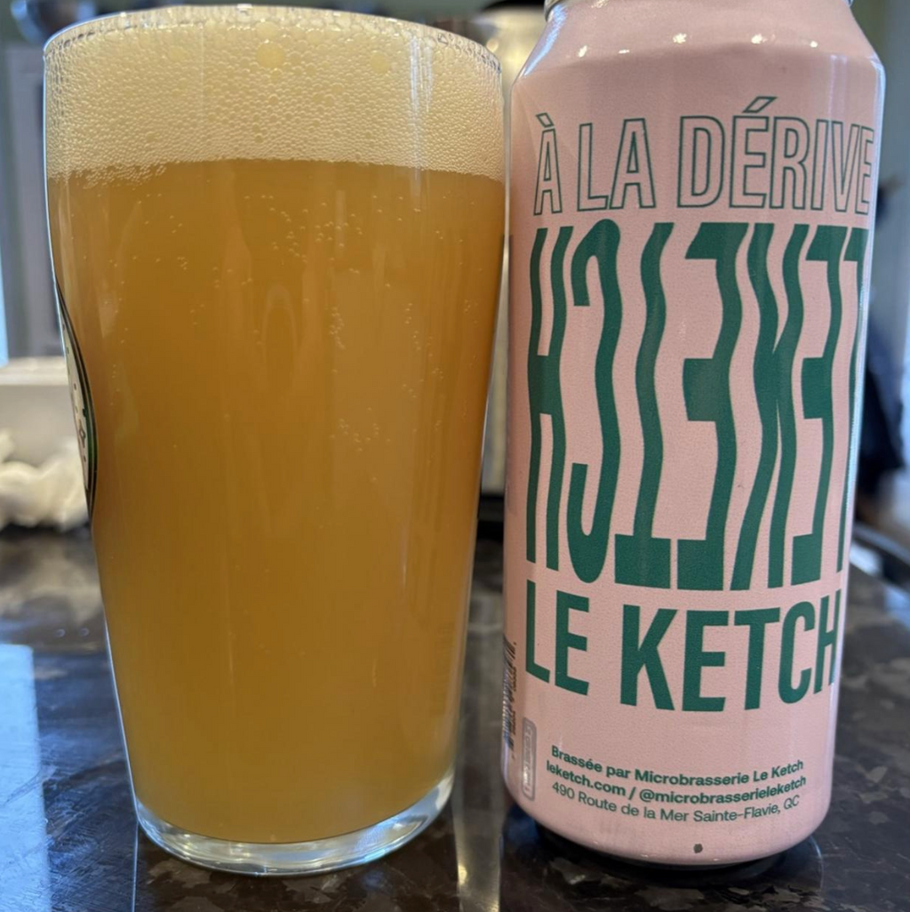 Le Ketch x À La Dérive – Capitaine Cardinal

ABV: 8,0 % | Stil: Imperial / Double New England IPA | Untappd: 4,25

En saftig og aromatisk hazy DIPA brygget som et samarbejde mellem Le Ketch og À La Dérive Brasserie Artisanale fra Québec. Øllen er brygget med honning og kraftigt humlet med Nelson Sauvin og Southern Cross (T90 og Hop Kief), hvilket giver en intens frugtdrevet aroma.