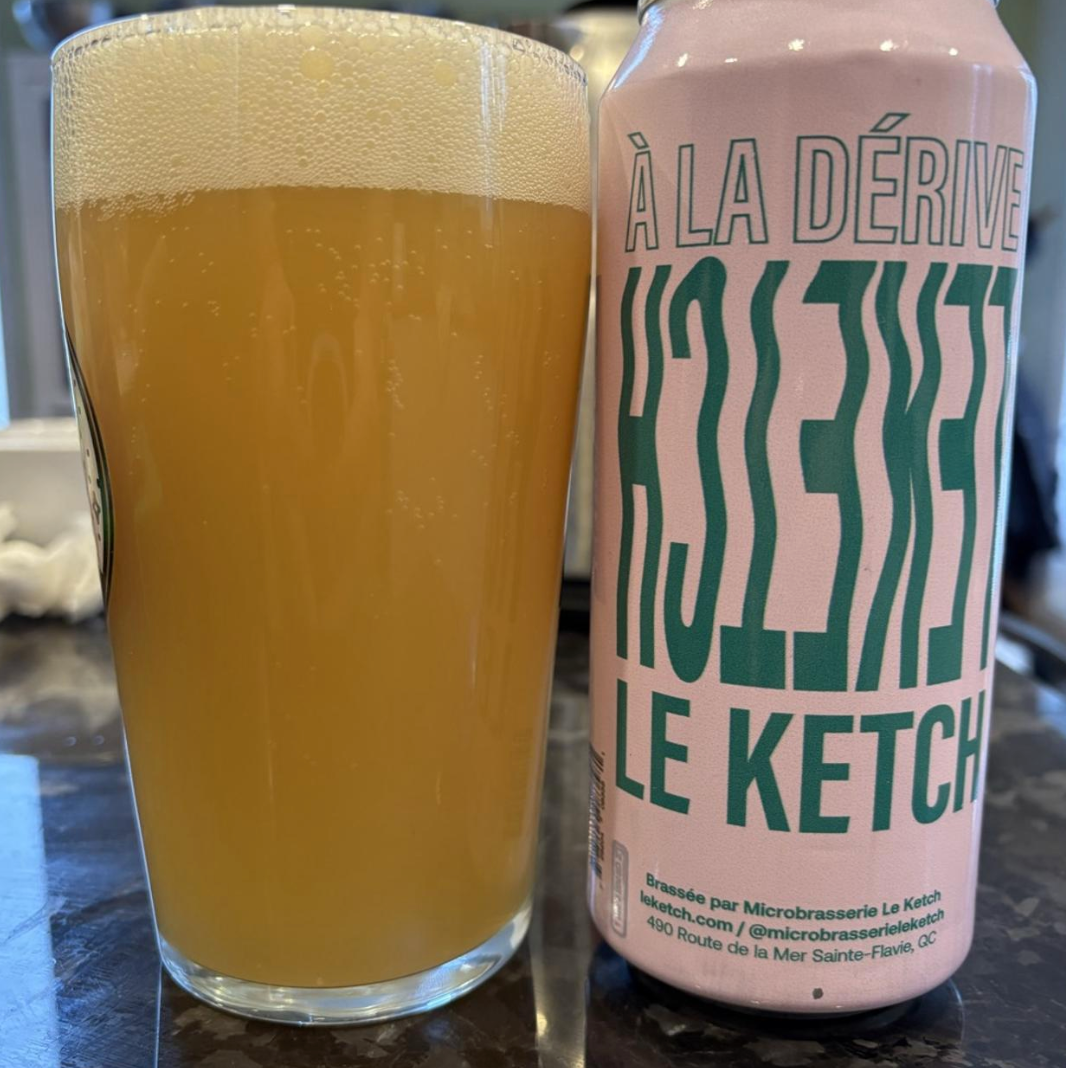 Le Ketch x À La Dérive – Capitaine Cardinal

ABV: 8,0 % | Stil: Imperial / Double New England IPA | Untappd: 4,25

En saftig og aromatisk hazy DIPA brygget som et samarbejde mellem Le Ketch og À La Dérive Brasserie Artisanale fra Québec. Øllen er brygget med honning og kraftigt humlet med Nelson Sauvin og Southern Cross (T90 og Hop Kief), hvilket giver en intens frugtdrevet aroma.