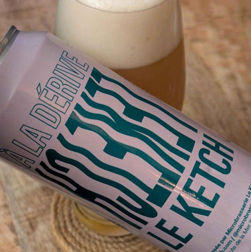 Le Ketch x À La Dérive – Capitaine Cardinal

ABV: 8,0 % | Stil: Imperial / Double New England IPA | Untappd: 4,25

En saftig og aromatisk hazy DIPA brygget som et samarbejde mellem Le Ketch og À La Dérive Brasserie Artisanale fra Québec. Øllen er brygget med honning og kraftigt humlet med Nelson Sauvin og Southern Cross (T90 og Hop Kief), hvilket giver en intens frugtdrevet aroma.