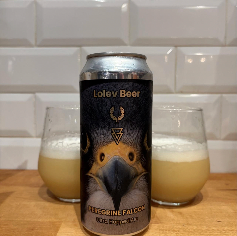 Lolev Beer × Azvex Brewing Company – Peregrine Falcon

ABV: 8,3 % | Stil: Imperial / Double New England / Hazy IPA | Untappd: 4,49

Peregrine Falcon er en ekstremt humlemættet Double IPA fra amerikanske Lolev Beer i Pittsburgh, brygget i samarbejde med engelske Azvex Brewing Company. To bryggerier med en fælles passion for intense humleøl har skabt en DIPA, hvor moderne humleteknologi og newzealandske humler er i centrum.

Med sine 8,3 % er Peregrine Falcon brygget med Rakau, Riwaka, Waimea, Nelson Bliss sa