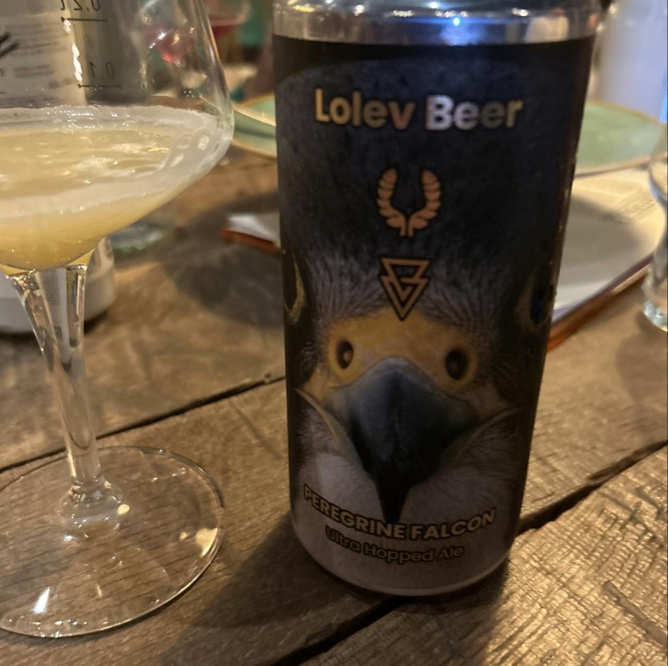 Lolev Beer × Azvex Brewing Company – Peregrine Falcon

ABV: 8,3 % | Stil: Imperial / Double New England / Hazy IPA | Untappd: 4,49

Peregrine Falcon er en ekstremt humlemættet Double IPA fra amerikanske Lolev Beer i Pittsburgh, brygget i samarbejde med engelske Azvex Brewing Company. To bryggerier med en fælles passion for intense humleøl har skabt en DIPA, hvor moderne humleteknologi og newzealandske humler er i centrum.

Med sine 8,3 % er Peregrine Falcon brygget med Rakau, Riwaka, Waimea, Nelson Bliss sa