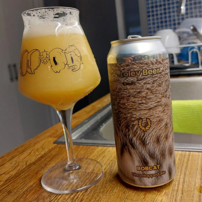 Lolev Beer – Bobcat

ABV: 8,0 % | Stil: Imperial / Double New England / Hazy IPA | Untappd: 4,42

Bobcat er en intens og humlemættet Double IPA fra amerikanske Lolev Beer i Pittsburgh, Pennsylvania. Med 8 % alkohol og en imponerende sammensætning af newzealandske humler er der lagt op til en saftig og aromatisk humleoplevelse.

Bryggeriet har kombineret Rakau, Riwaka, Nelson Bliss, NZ Cascade og Southern Cross med Nelson Bliss SubZero Hop Kief og koldpresset Nelson-humlejuice.