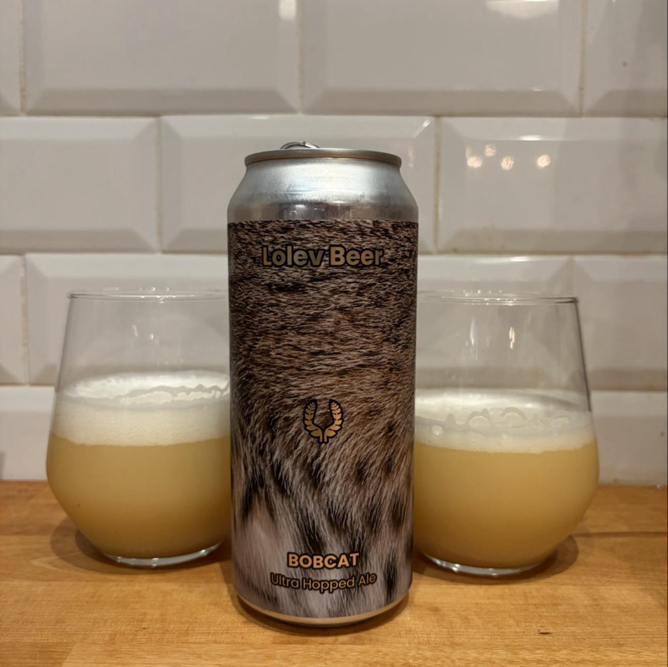 Lolev Beer – Bobcat

ABV: 8,0 % | Stil: Imperial / Double New England / Hazy IPA | Untappd: 4,42

Bobcat er en intens og humlemættet Double IPA fra amerikanske Lolev Beer i Pittsburgh, Pennsylvania. Med 8 % alkohol og en imponerende sammensætning af newzealandske humler er der lagt op til en saftig og aromatisk humleoplevelse.

Bryggeriet har kombineret Rakau, Riwaka, Nelson Bliss, NZ Cascade og Southern Cross med Nelson Bliss SubZero Hop Kief og koldpresset Nelson-humlejuice.