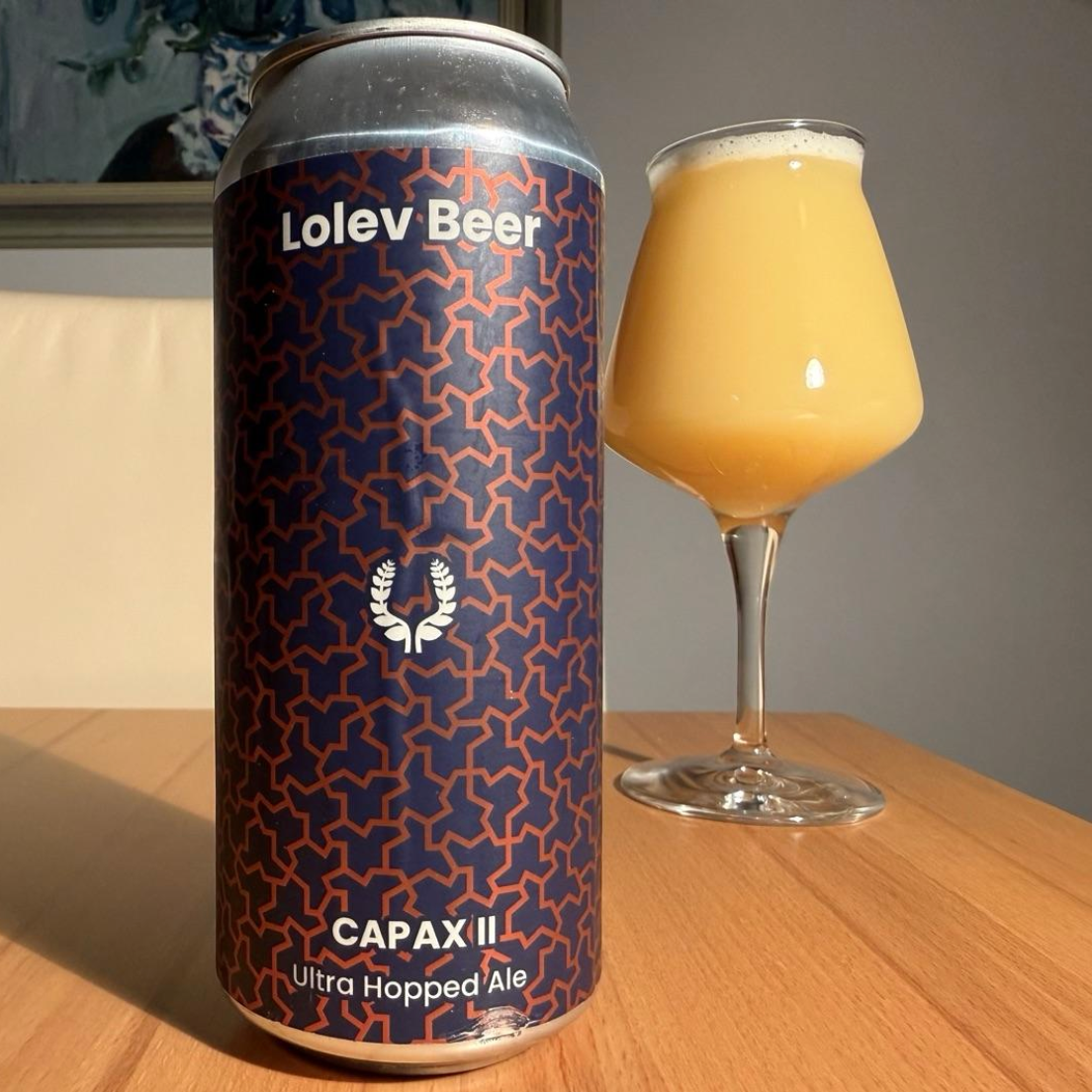 Lolev Beer – Capax II

ABV: 9 % | Stil: Double New England IPA | Untappd: 4,34

Capax II er endnu et imponerende eksempel på, hvorfor Lolev Beer på kort tid er blevet et af de mest eftertragtede navne inden for moderne hazy IPA'er. Brygget med Motueka, Nelson Bliss, Kohia Nelson, Nelson Sauvin, Citra Incognito og NZ Cascade Hop Kief leverer den et eksplosivt udtryk af tropisk frugt og klassisk New Zealand-humlekarakter.