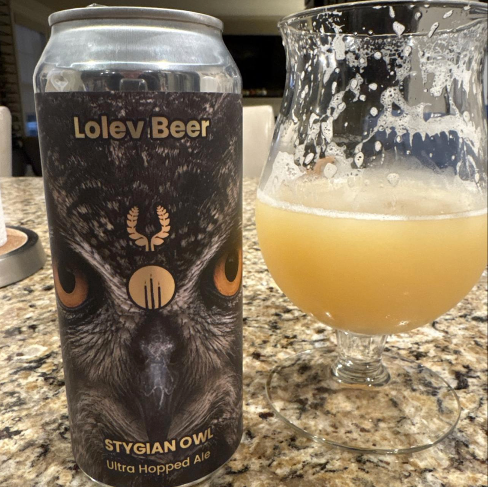 Lolev Beer × Coven Brewing – Stygian Owl

ABV: 8,0 % | Stil: Imperial / Double New England / Hazy IPA | Untappd: 4,40

Stygian Owl er en kraftfuld og humlemættet Double IPA fra amerikanske Lolev Beer i Pittsburgh, brygget i samarbejde med Coven Brewing. Med 8 % alkohol og en imponerende kombination af newzealandske og amerikanske humler er der lagt op til en intens, saftig og aromatisk oplevelse.

Bryggerierne har kombineret Riwaka, Waimea, NZ Cascade og Nelson Sauvin med Citra Liquid Lupulin og NZ Cascade 