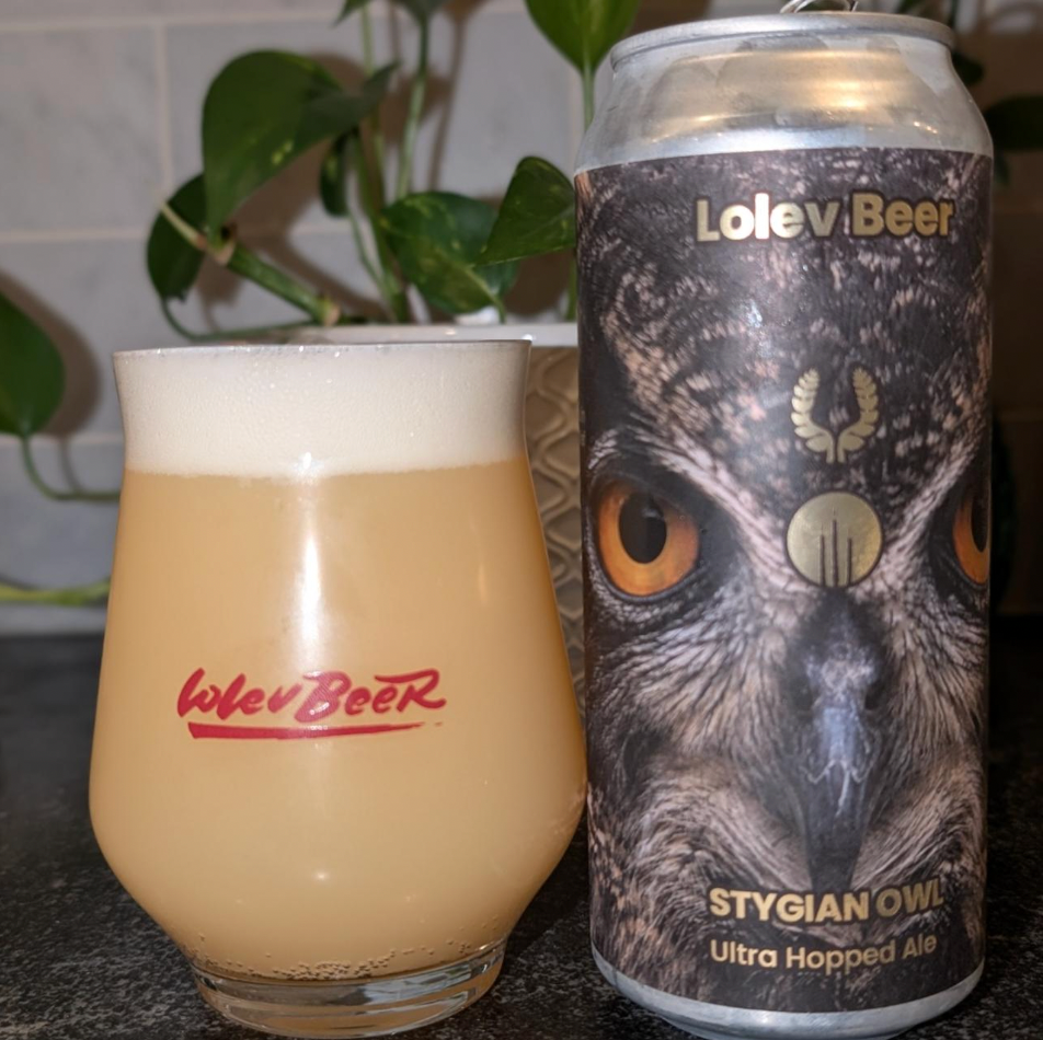 Lolev Beer × Coven Brewing – Stygian Owl

ABV: 8,0 % | Stil: Imperial / Double New England / Hazy IPA | Untappd: 4,40

Stygian Owl er en kraftfuld og humlemættet Double IPA fra amerikanske Lolev Beer i Pittsburgh, brygget i samarbejde med Coven Brewing. Med 8 % alkohol og en imponerende kombination af newzealandske og amerikanske humler er der lagt op til en intens, saftig og aromatisk oplevelse.

Bryggerierne har kombineret Riwaka, Waimea, NZ Cascade og Nelson Sauvin med Citra Liquid Lupulin og NZ Cascade 