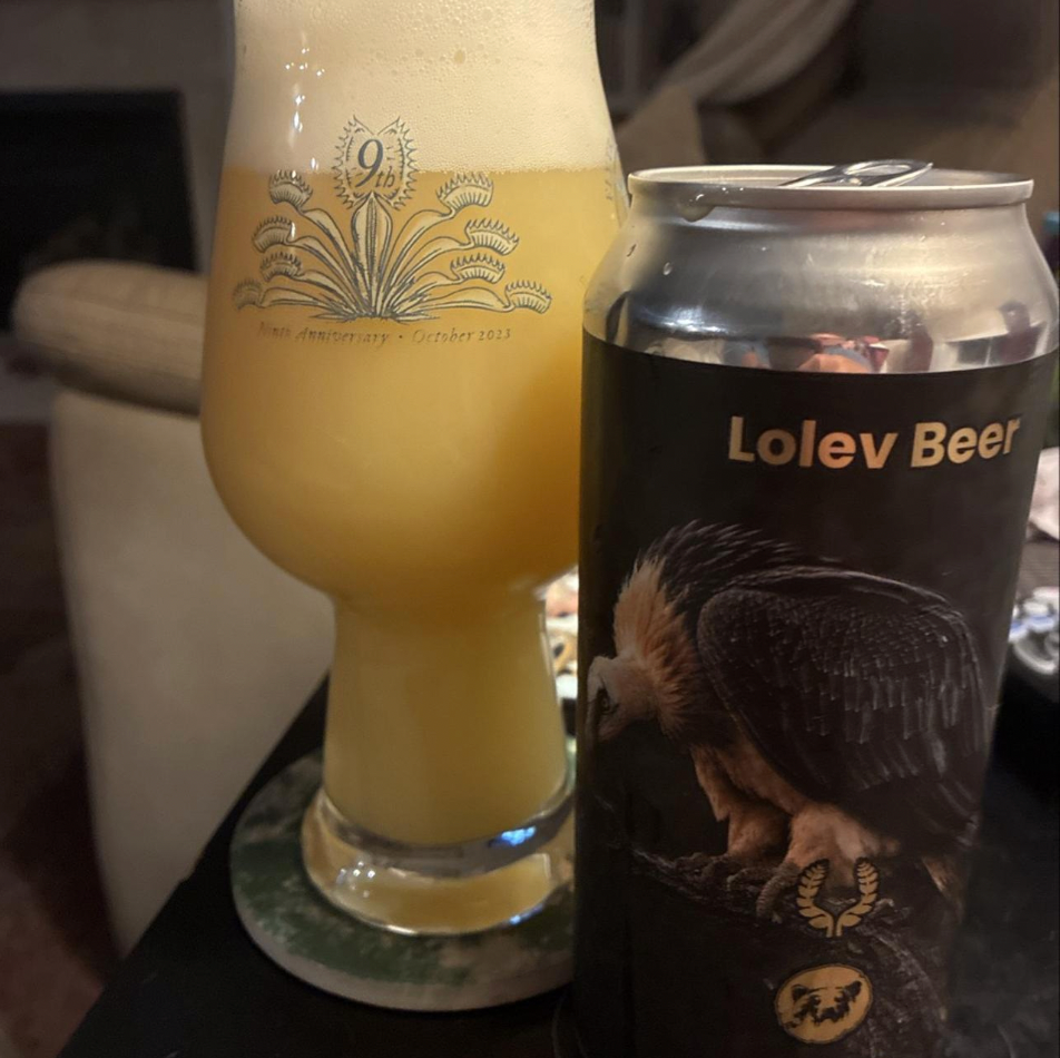 Lolev Beer × Esker Hart Artisan Ales – Vulture

ABV: 10,1 % | Stil: Triple New England / Hazy IPA | Untappd: 4,45

Vulture er en ekstremt humlemættet Triple IPA fra amerikanske Lolev Beer i Pittsburgh, brygget i samarbejde med Esker Hart Artisan Ales. Med hele 10,1 % alkohol er dette en kraftfuld og saftig humlebombe, hvor newzealandske humler og moderne humleteknologi er i centrum.

Bryggerierne har kombineret Riwaka, Waimea, Motueka, NZ Cascade og Southern Cross med Citra Liquid Lupulin og Nelson Sauvin S