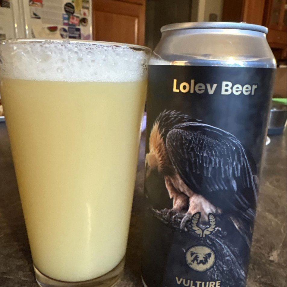 Lolev Beer × Esker Hart Artisan Ales – Vulture

ABV: 10,1 % | Stil: Triple New England / Hazy IPA | Untappd: 4,45

Vulture er en ekstremt humlemættet Triple IPA fra amerikanske Lolev Beer i Pittsburgh, brygget i samarbejde med Esker Hart Artisan Ales. Med hele 10,1 % alkohol er dette en kraftfuld og saftig humlebombe, hvor newzealandske humler og moderne humleteknologi er i centrum.

Bryggerierne har kombineret Riwaka, Waimea, Motueka, NZ Cascade og Southern Cross med Citra Liquid Lupulin og Nelson Sauvin S