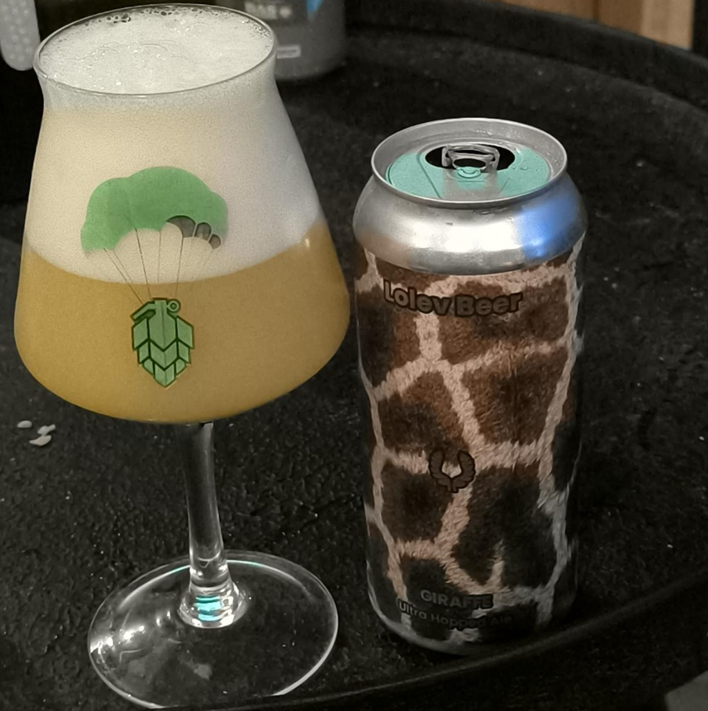 Lolev Beer – Giraffe

ABV: 8,5 % | Stil: Double New England IPA | Untappd: 4,33

Giraffe er endnu en tung humlebombe fra Lolev Beer. Brygget med Citra, Riwaka, Moutere, Nelson Sauvin, Citra Incognito og NZ Cascade Hop Kief, hvilket giver en massiv aroma af tropisk frugt, citrus og klassiske New Zealand-humler. Resultatet er en blød, saftig og ekstremt aromatisk DIPA med imponerende balance.