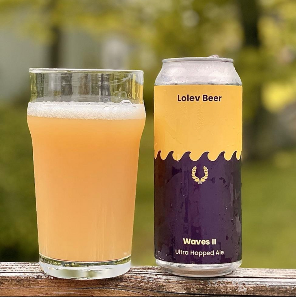 Lolev Beer – Waves II

ABV: 8,7 % | Stil: Imperial / Double New England / Hazy IPA | Untappd: 4,32

En humlemættet DIPA fra Lolev Beer brygget med Citra, Motueka, Nelson Sauvin, Estate Grown Comet og Maui Nelson SubZero Hop Kief. Kombinationen af amerikanske og New Zealand-humler skaber en intens og moderne haze med masser af frugt og dybde.
