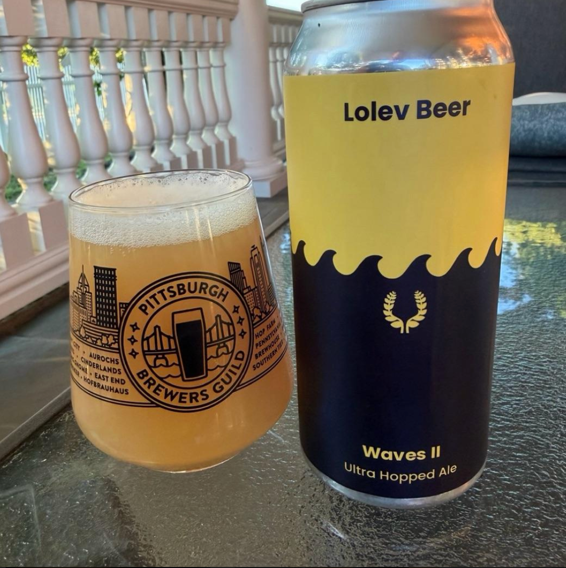 Lolev Beer – Waves II

ABV: 8,7 % | Stil: Imperial / Double New England / Hazy IPA | Untappd: 4,32

En humlemættet DIPA fra Lolev Beer brygget med Citra, Motueka, Nelson Sauvin, Estate Grown Comet og Maui Nelson SubZero Hop Kief. Kombinationen af amerikanske og New Zealand-humler skaber en intens og moderne haze med masser af frugt og dybde.