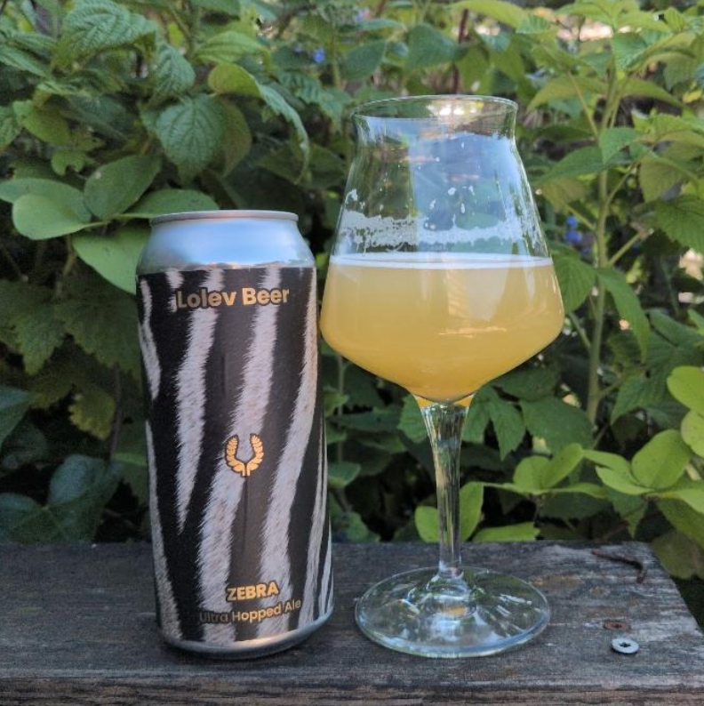 Lolev Beer – Zebra

ABV: 8,2 % | Stil: Double New England IPA | Untappd: 4,35

Zebra er en massiv New England DIPA fra Lolev Beer, brygget med HBC 1019 Incognito, Eggers Nelson Sauvin, Freestyle Nelson Bliss og Nelson Sauvin SubZero Hop Kief. Resultatet er en moderne humlebombe med enorme mængder tropisk frugt, karakteristiske New Zealand-noter og en silkeblød mundfølelse.
