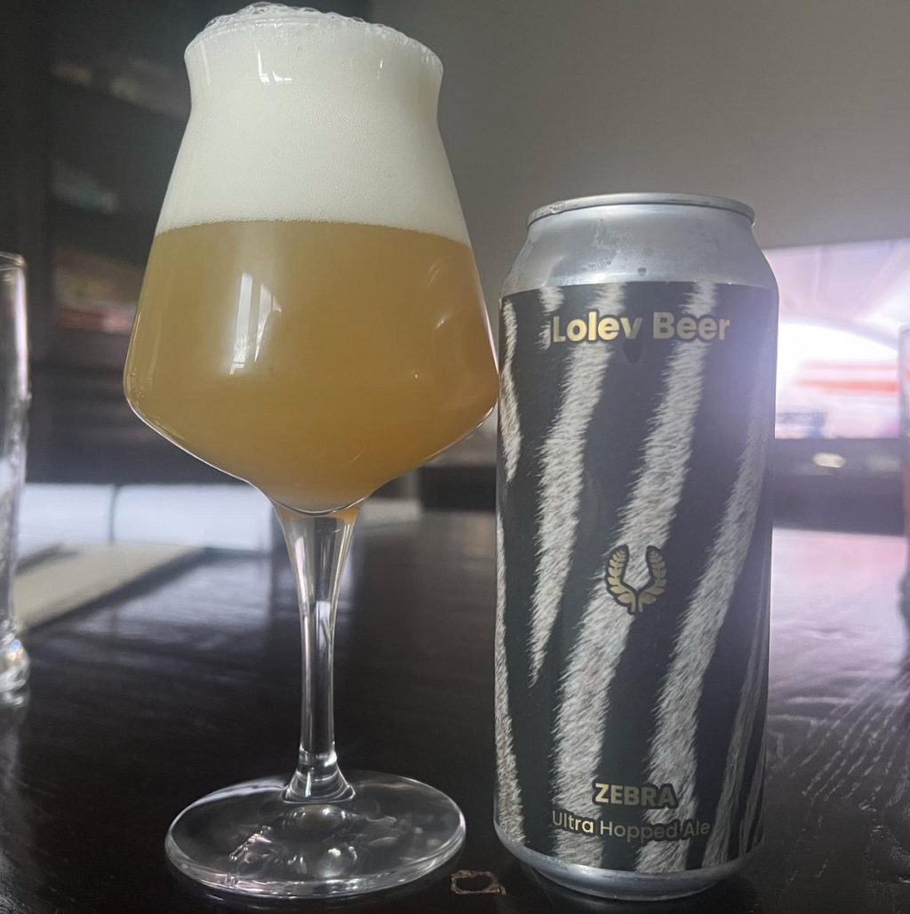 Lolev Beer – Zebra

ABV: 8,2 % | Stil: Double New England IPA | Untappd: 4,35

Zebra er en massiv New England DIPA fra Lolev Beer, brygget med HBC 1019 Incognito, Eggers Nelson Sauvin, Freestyle Nelson Bliss og Nelson Sauvin SubZero Hop Kief. Resultatet er en moderne humlebombe med enorme mængder tropisk frugt, karakteristiske New Zealand-noter og en silkeblød mundfølelse.