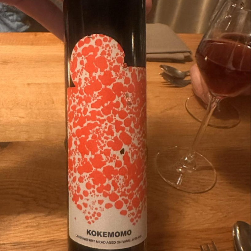 Kokemomo 2023 er en mjød lavet med tyttebær(lingonberries), lagret på vaniljebønner og honning. En frugtig og blød mjød med både frugtighed og varme fra honning og vanilje.