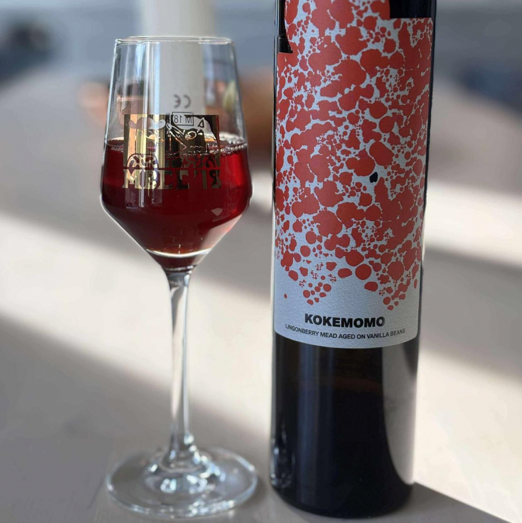 Kokemomo 2023 er en mjød lavet med tyttebær(lingonberries), lagret på vaniljebønner og honning. En frugtig og blød mjød med både frugtighed og varme fra honning og vanilje.