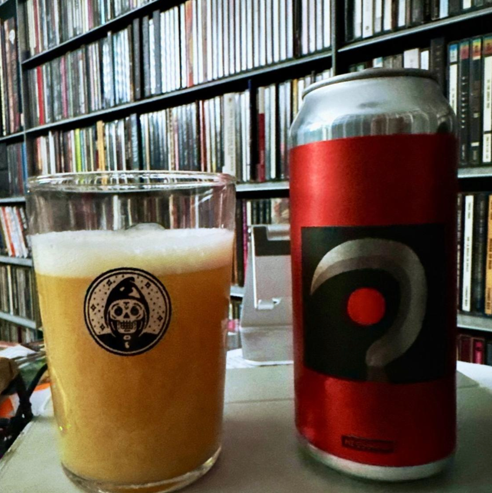 Messorem × 3 Sons Brewing Co. – La Faucille
ABV: 8,5 % | Stil: Double New England / Hazy IPA | Untappd: 4,39

En saftig og aromatisk collab mellem Messorem og 3 Sons Brewing Co., hvor en massiv humleprofil giver et intenst og frugtdrevet udtryk med silkeblød mundfølelse.