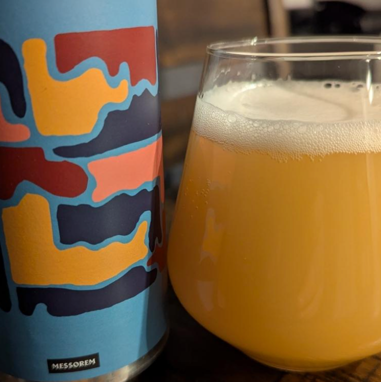 Messorem – 7 Pieds Sous Terre
ABV: 7,0 % | Untappd: 4,22

7 Pieds Sous Terre er en saftig og aromatisk hazy IPA, hvor Messorem bruger en velafstemt kombination af humler til at skabe et tæt, tropisk og frugtdrevet udtryk i glasset.