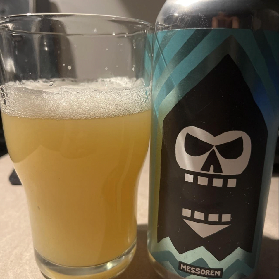 Messorem – Anéantissement

ABV: 5,2 % | Stil: New England / Hazy IPA | Untappd: 4,09

Anéantissement er en saftig og humledrevet New England IPA fra canadiske Messorem i Montréal, Québec. Med 5,2 % alkohol og en kombination af to populære aromahumler leverer bryggeriet en frisk og intens IPA, hvor humlen er i centrum.

Øllen er brygget med Nectaron og Citra, der tilsammen skaber en spændende kombination af tropisk frugt, stenfrugt og citrus.