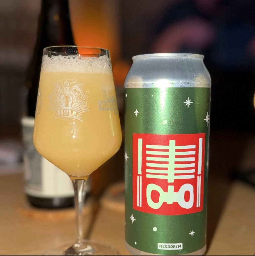 Messorem × Bad Bones – Structure Corporelle V2
ABV: 6,5 % | Stil: New England / Hazy IPA | Untappd: 4,29

En saftig og aromatisk hazy IPA brygget i samarbejde mellem Messorem og Bad Bones. Øllen er humlet med bl.a. Citra og flere Riwaka-varianter, som giver et intenst frugtdrevet og citruspræget udtryk med blød mundfølelse.