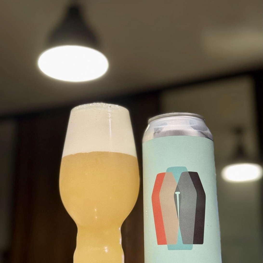 Messorem – Ce Dernier Clou

ABV: 7,2 % | Stil: New England / Hazy IPA | Untappd: 4,21

En klassisk og tidlig hazy IPA fra Messorem, som stadig står som en af deres mere rene og velafbalancerede releases. Øllen er brygget med Citra, Citra Cryo og Mosaic, hvilket giver en klassisk moderne humleprofil med masser af frugt og aroma