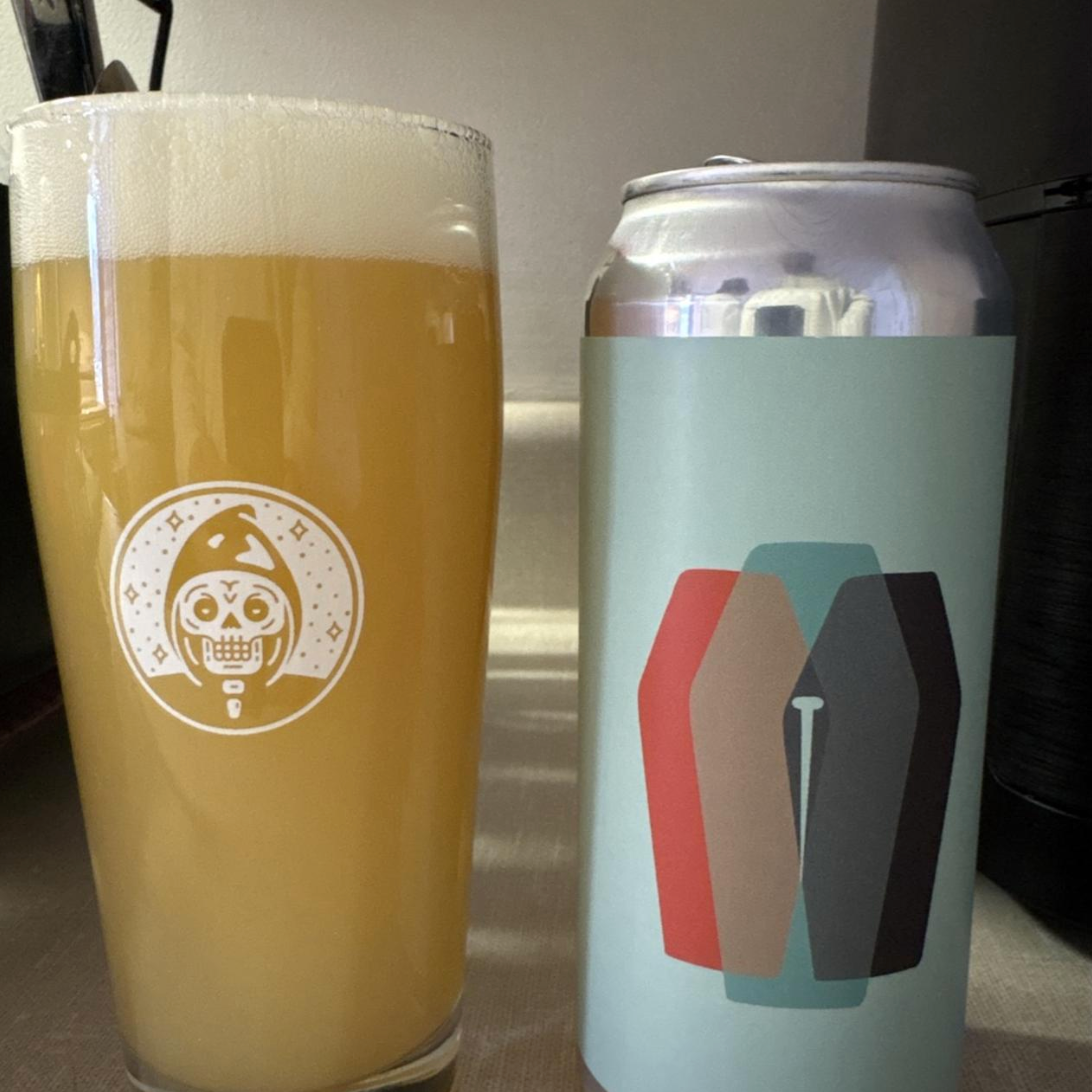 Messorem – Ce Dernier Clou

ABV: 7,2 % | Stil: New England / Hazy IPA | Untappd: 4,21

En klassisk og tidlig hazy IPA fra Messorem, som stadig står som en af deres mere rene og velafbalancerede releases. Øllen er brygget med Citra, Citra Cryo og Mosaic, hvilket giver en klassisk moderne humleprofil med masser af frugt og aroma