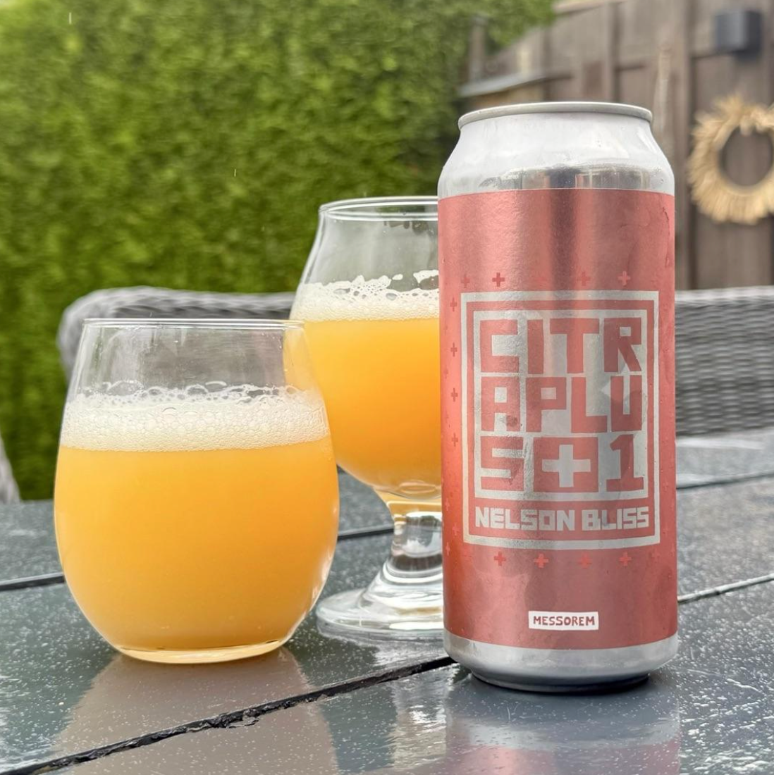 Messorem – Citra+1 Nelson Bliss

ABV: 6,6 % | Stil: New England IPA | Untappd: 4,11

Citra+1 Nelson Bliss er en moderne New England IPA fra Messorem, hvor den ikoniske Citra-humle får selskab af Nelson Bliss. Resultatet er en saftig og silkeblød IPA med masser af citrus, tropisk frugt og den vinøse New Zealand-karakter, som Nelson-humlerne er kendt for.