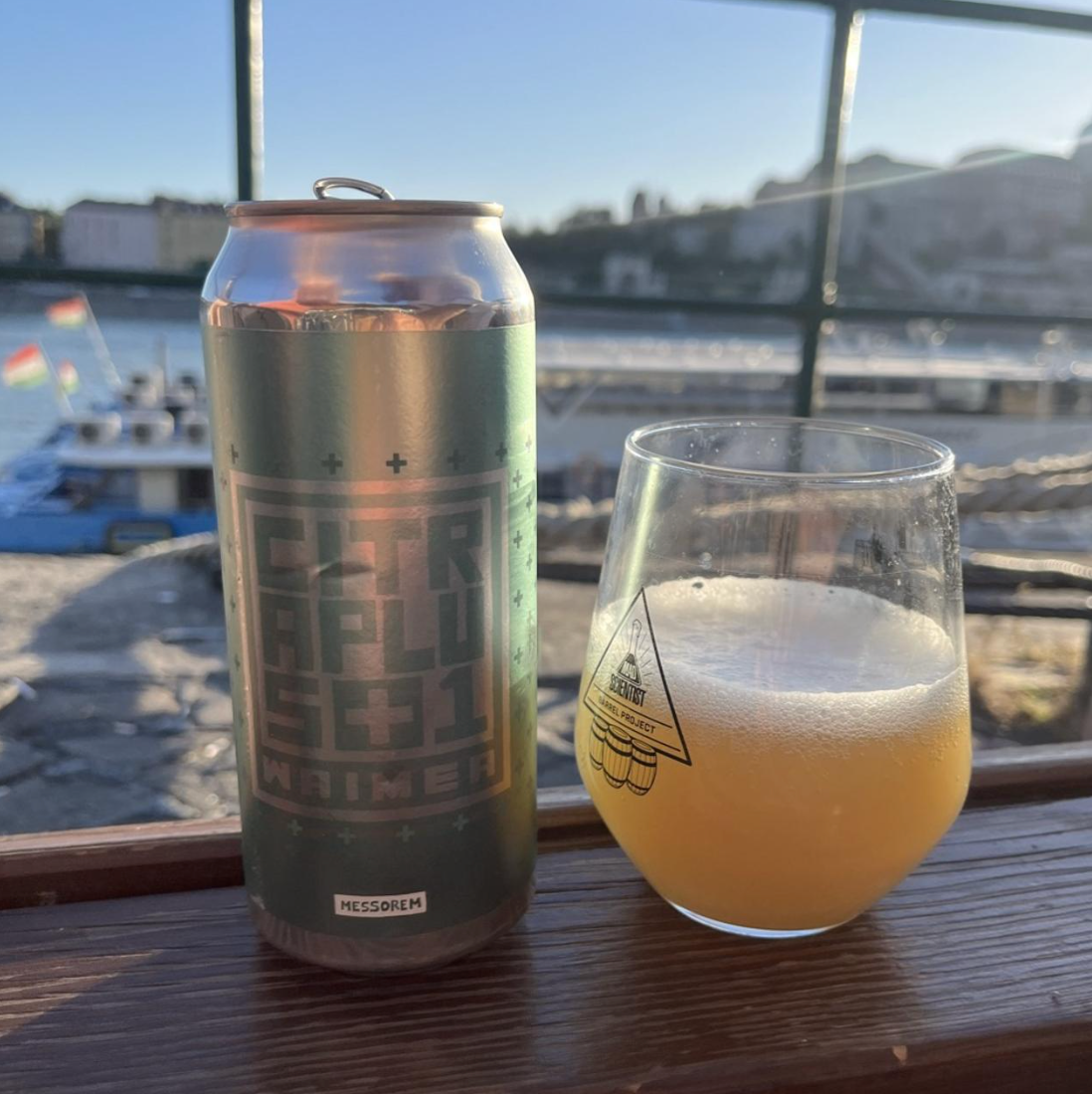 Messorem – Citra+1 Waimea

ABV: 6,6 % | Stil: New England IPA | Untappd: 4,16

Citra+1 Waimea er en moderne New England IPA fra Messorem, hvor den klassiske Citra-humle kombineres med New Zealands Waimea. Resultatet er en saftig og silkeblød IPA med masser af moden citrus, tropisk frugt og et let harpiksholdigt præg, som giver ekstra dybde og karakter.