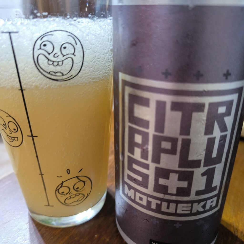 Messorem – Citraplus1 : Motueka

ABV: 6,6 % | Stil: New England / Hazy IPA | Untappd: 4,21

Citraplus1 : Motueka er en saftig og humlefokuseret New England IPA fra canadiske Messorem Bracitorium i Montréal. Bryggeriet er kendt for sine intense og moderne humleøl, og med Citraplus1-serien er konceptet enkelt, men spændende: Den populære amerikanske Citra-humle kombineres med én anden humlesort, som får lov til at vise sin særlige karakter.

I denne udgave er det newzealandske Motueka, der får selskab af Citr