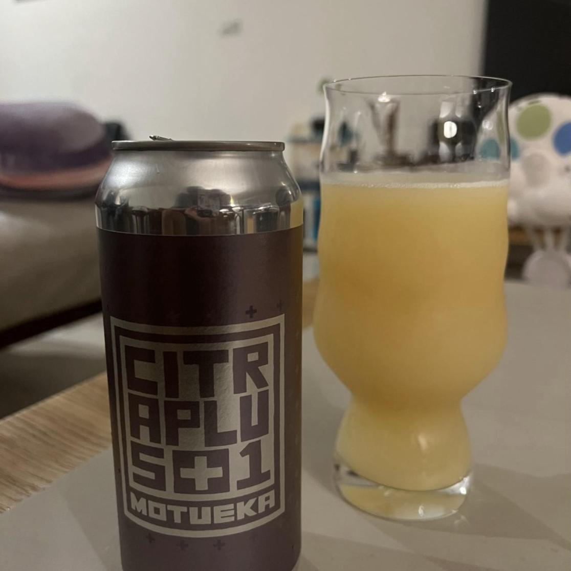 Messorem – Citraplus1 : Motueka

ABV: 6,6 % | Stil: New England / Hazy IPA | Untappd: 4,21

Citraplus1 : Motueka er en saftig og humlefokuseret New England IPA fra canadiske Messorem Bracitorium i Montréal. Bryggeriet er kendt for sine intense og moderne humleøl, og med Citraplus1-serien er konceptet enkelt, men spændende: Den populære amerikanske Citra-humle kombineres med én anden humlesort, som får lov til at vise sin særlige karakter.

I denne udgave er det newzealandske Motueka, der får selskab af Citr