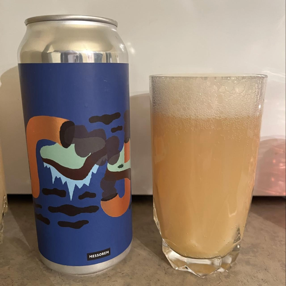 Messorem – Désolation / Réflexion

ABV: 10,0 % | Stil: Triple New England / Hazy IPA | Untappd: 4,26

Désolation / Réflexion er en kraftfuld og intenst humlet Triple IPA fra canadiske Messorem i Montréal, Québec. Med hele 10 % alkohol har bryggeriet skabt en kompromisløs humlebombe, hvor én enkelt humlesort får lov til at stjæle hele opmærksomheden.

Øllen er brygget med 100 % Citra, en af verdens mest populære aromahumler, som her viser sit fulde potentiale i en fyldig og saftig Triple IPA.