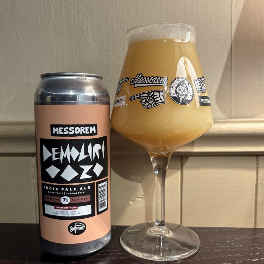 Messorem – Demoliri #0020
ABV: 7,0 % | Stil: New England / Hazy IPA | Untappd: 4,37

En saftig og humledrevet hazy IPA fra Messorem i deres populære Demoliri-serie. Denne udgave er brygget med NZ Cascade, Citra, Riwaka og Riwaka Hop Kief, hvilket giver en intens aromaprofil med både tropisk frugt og frisk citrus.