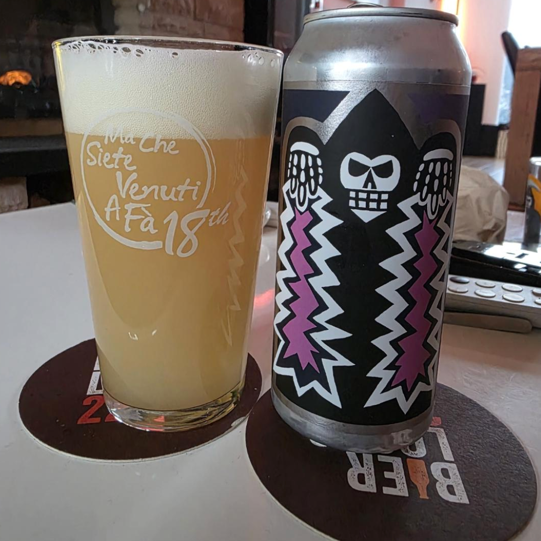 Messorem – Demoliri #0021

ABV: 7,0 % | Stil: New England / Hazy IPA | Untappd: 4,36

En klassisk Demoliri-IPA fra Messorem, hvor serien igen leverer på det, de er kendt for: maksimal aromaintensitet, blød mundfølelse og moderne humleprofil. Serien ligger konsekvent omkring 7 % og arbejder med skiftende kombinationer af især Citra og new zealand-humler