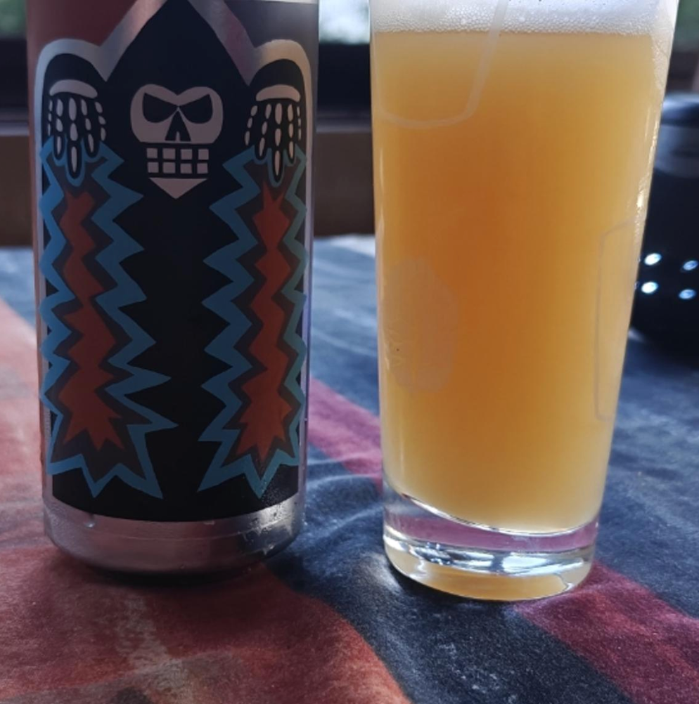 Messorem – Demoliri 0027

ABV: 7 % | Stil: New England IPA | Untappd: 4,17

Demoliri 0027 er endnu en moderne hazy IPA fra Messorem, hvor fokus er rettet mod maksimal humlearoma og silkeblød drinkability. Øllen er humlet med Sabro, Citra og Motueka – en kombination, der skaber et levende samspil mellem tropisk frugt, citrus og de karakteristiske kokosnuancer fra Sabro. Resultatet er en utrolig saftig New England IPA med masser af karakter.