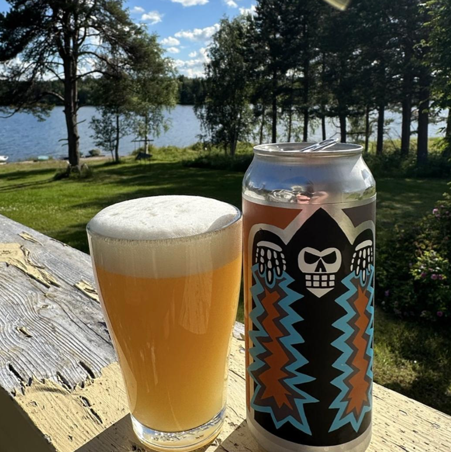 Messorem – Demoliri 0027

ABV: 7 % | Stil: New England IPA | Untappd: 4,17

Demoliri 0027 er endnu en moderne hazy IPA fra Messorem, hvor fokus er rettet mod maksimal humlearoma og silkeblød drinkability. Øllen er humlet med Sabro, Citra og Motueka – en kombination, der skaber et levende samspil mellem tropisk frugt, citrus og de karakteristiske kokosnuancer fra Sabro. Resultatet er en utrolig saftig New England IPA med masser af karakter.