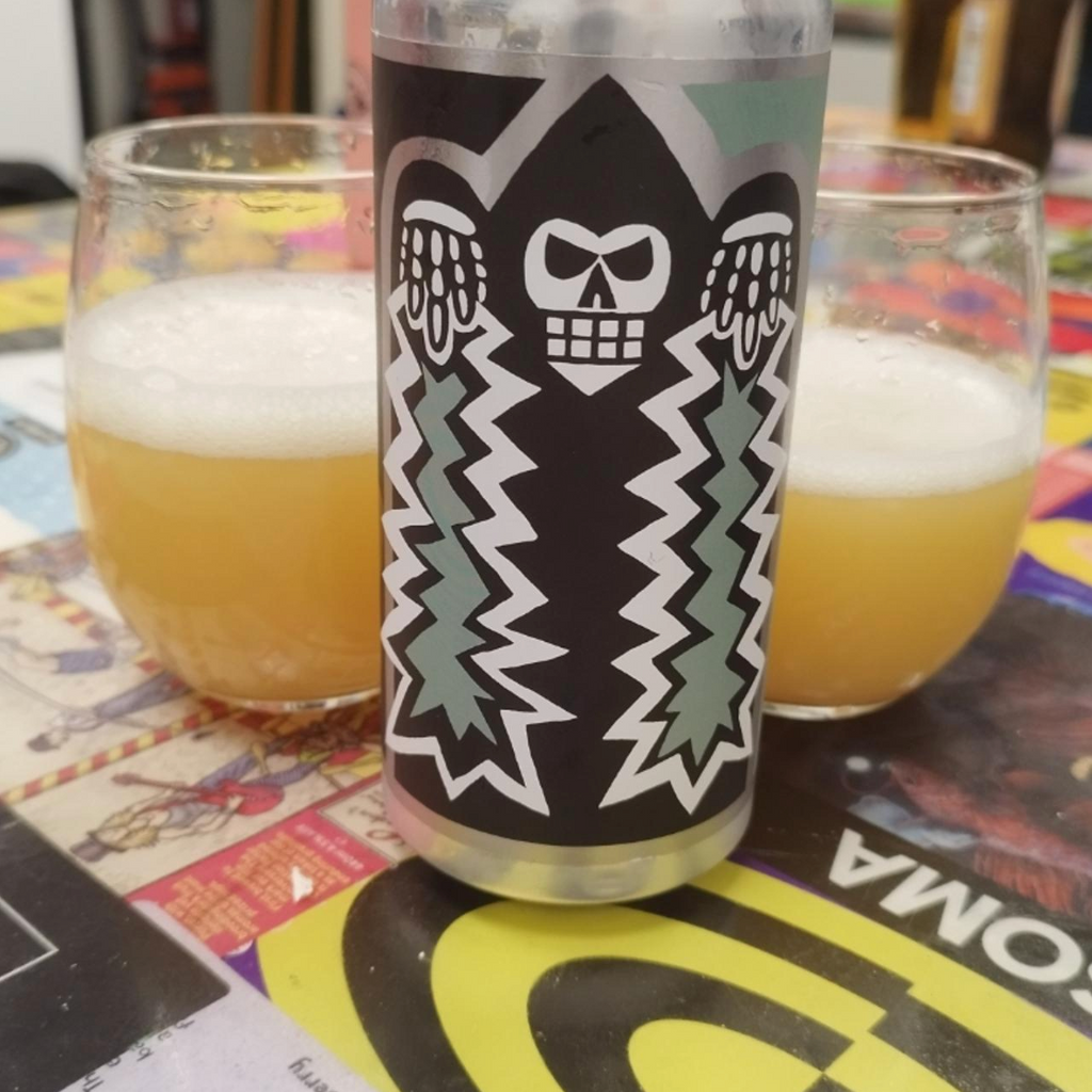 Messorem – Demoliri 0033

ABV: 7,0 % | Stil: New England / Hazy IPA | Untappd: 4,23

Demoliri 0033 er en saftig og humlefokuseret New England IPA fra canadiske Messorem Bracitorium i Montréal. Bryggeriet er kendt for sine intense og aromatiske humleøl, og i Demoliri-serien får vi deres fortolkning af den moderne Hazy IPA med en lidt mere moderat alkoholstyrke end de store Double og Triple IPA'er. Denne udgave er brygget med to spændende newzealandske humlesorter: Nelson Sauvin og Lilikoi NZ02. Kombinationen