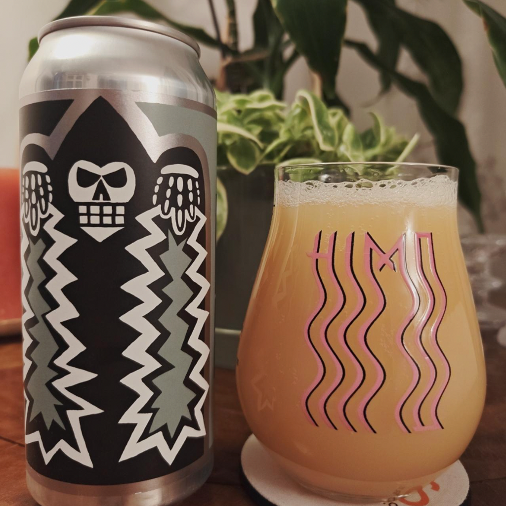 Messorem – Demoliri 0033

ABV: 7,0 % | Stil: New England / Hazy IPA | Untappd: 4,23

Demoliri 0033 er en saftig og humlefokuseret New England IPA fra canadiske Messorem Bracitorium i Montréal. Bryggeriet er kendt for sine intense og aromatiske humleøl, og i Demoliri-serien får vi deres fortolkning af den moderne Hazy IPA med en lidt mere moderat alkoholstyrke end de store Double og Triple IPA'er. Denne udgave er brygget med to spændende newzealandske humlesorter: Nelson Sauvin og Lilikoi NZ02. Kombinationen