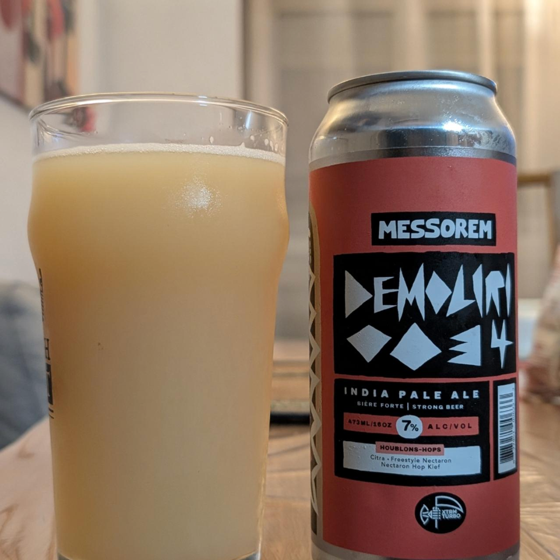 Messorem – Demoliri 0034

ABV: 7,0 % | Stil: New England / Hazy IPA | Untappd: 4,21

Demoliri 0034 er endnu en saftig og humlefokuseret New England IPA fra canadiske Messorem Bracitorium i Montréal. Bryggeriet har gjort sig bemærket med sine intense og aromatiske humleøl, og Demoliri-serien er deres bud på moderne Hazy IPA'er med masser af humlekarakter og en lidt mere moderat alkoholstyrke end de store Double og Triple IPA'er. I denne udgave har Messorem kombineret amerikanske Citra med newzealandske Frees