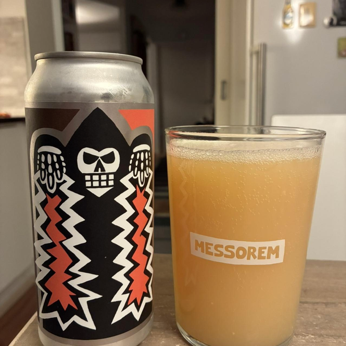 Messorem – Demoliri 0034

ABV: 7,0 % | Stil: New England / Hazy IPA | Untappd: 4,21

Demoliri 0034 er endnu en saftig og humlefokuseret New England IPA fra canadiske Messorem Bracitorium i Montréal. Bryggeriet har gjort sig bemærket med sine intense og aromatiske humleøl, og Demoliri-serien er deres bud på moderne Hazy IPA'er med masser af humlekarakter og en lidt mere moderat alkoholstyrke end de store Double og Triple IPA'er. I denne udgave har Messorem kombineret amerikanske Citra med newzealandske Frees
